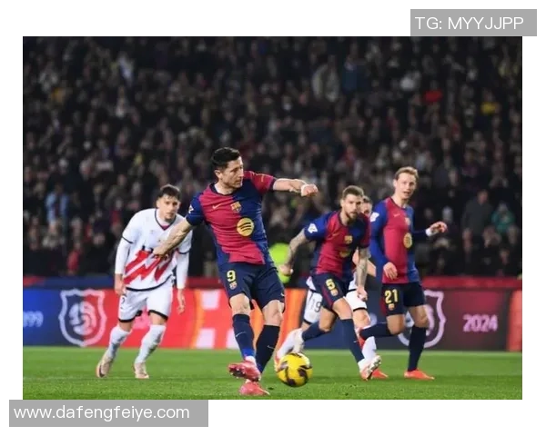 西甲焦点战巴萨与巴黎圣日耳曼激战成和红牌事件引发全场热议