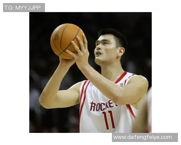 姚明惊艳弹跳扣篮瞬间展现篮球巨星的力量与优雅