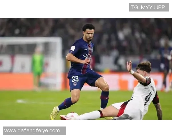 西甲激战：拜仁与巴黎圣日耳曼战成平局乌龙球瞬间引发全场热议